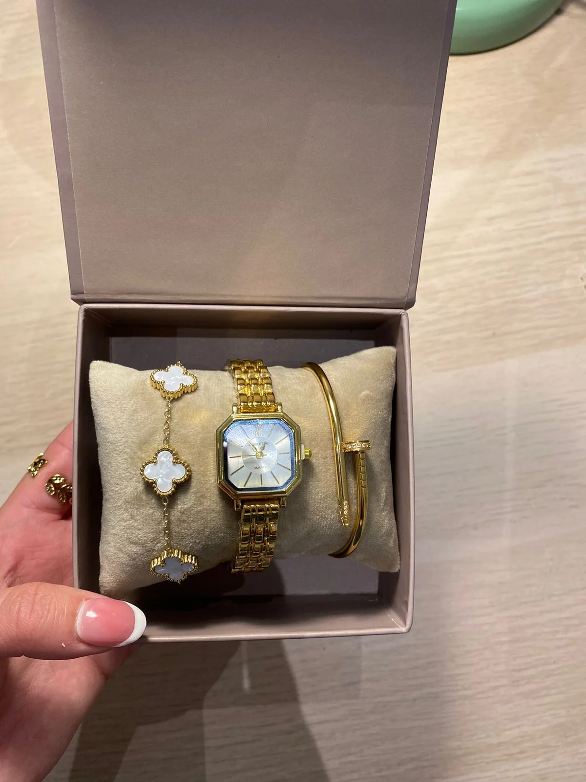 PACK - GOUREMETTE VAN CLEEF & MONTRE & BRACELET CARTIER