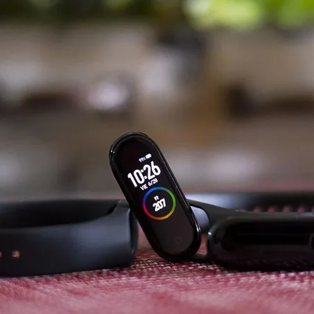 ساعة ذكية متعددة التقنيات