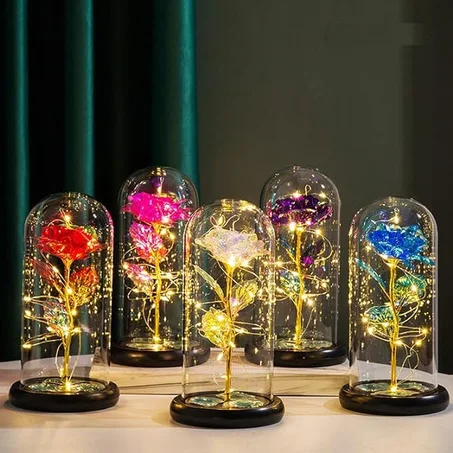 زهور صناعية ملونة في قبة زجاجية