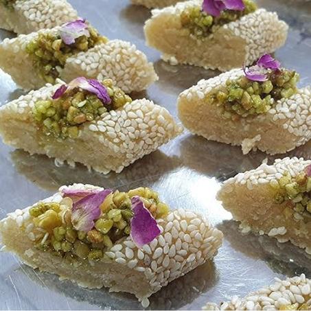 حلوة المقروط باللوز