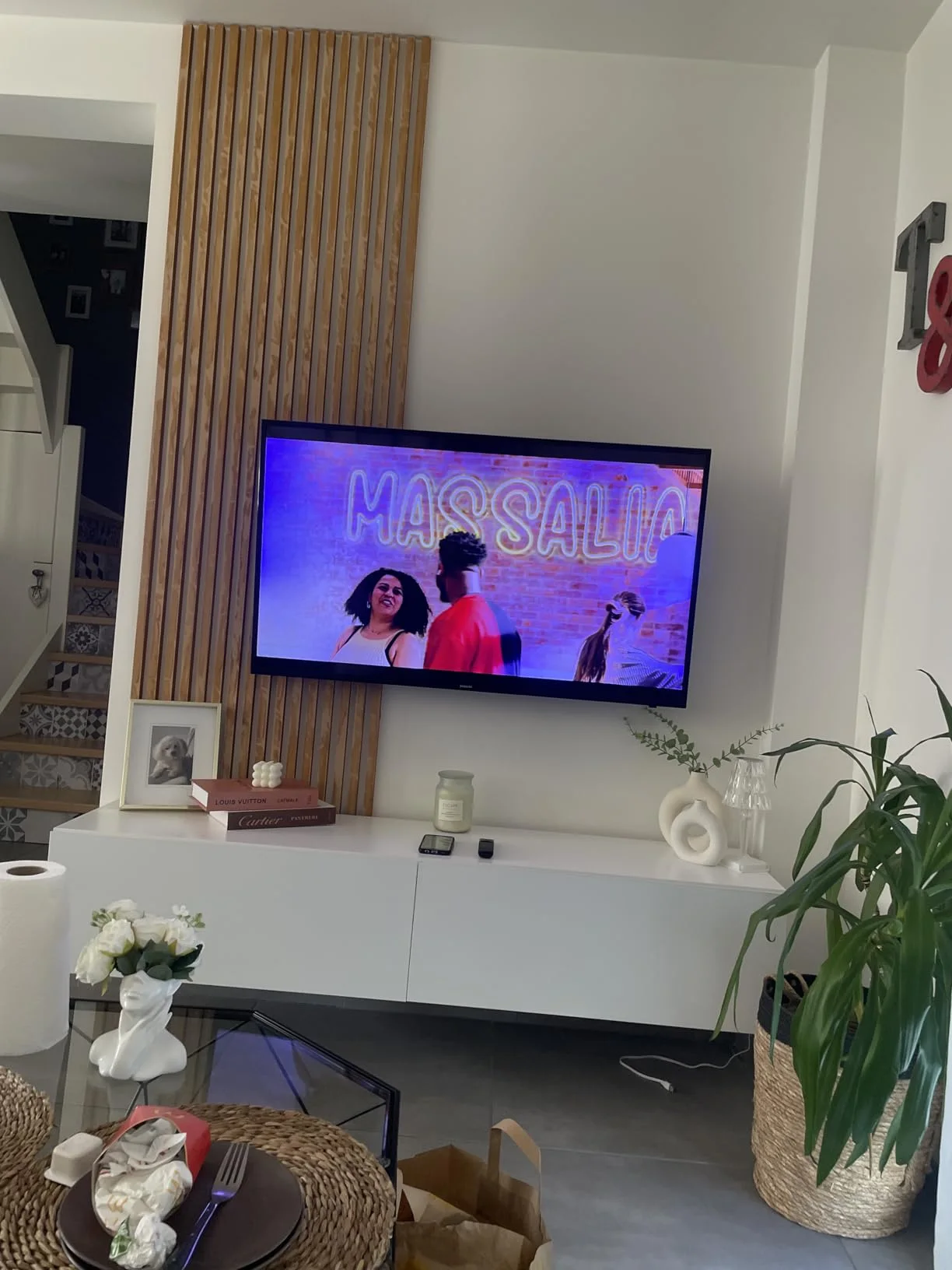 Meuble TV suspendu  Blanc  avec Bardage en bois MDF