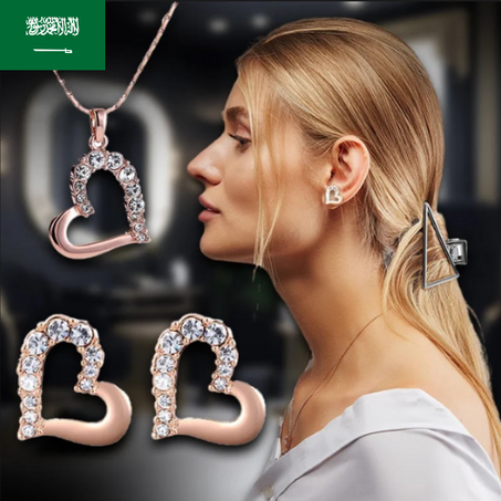 قلادة على شكل قلب وأزياء ذهبية