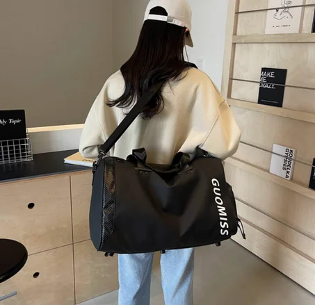 حقيبة دفل لصالة الألعاب الرياضية للرجال من سوجار شامو مع مساحة تخزين للأحذية وجيب للأشياء الرطبة - بسعة كبيرة 55 لتر، للسفر واللياقة البدنية والرحلات الليلية (أسود)