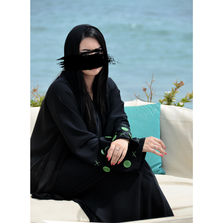 عباية أنيقة مزينة بأزرار