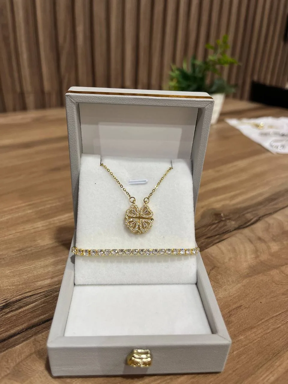 TIMLESS ROMANCE NECKLACE