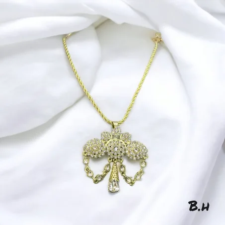 Collier avec pendentif (chouka)