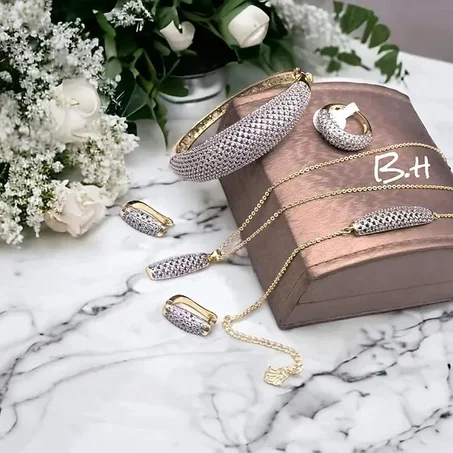 Ensemble collier avec pendentif, bague, bracelet et Boucles