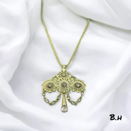 Collier avec pendentif (chouka)