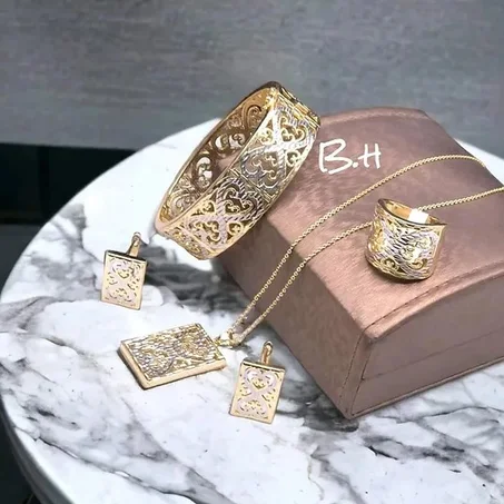 Ensemble collier avec pendentif, bague, bracelet et Boucles