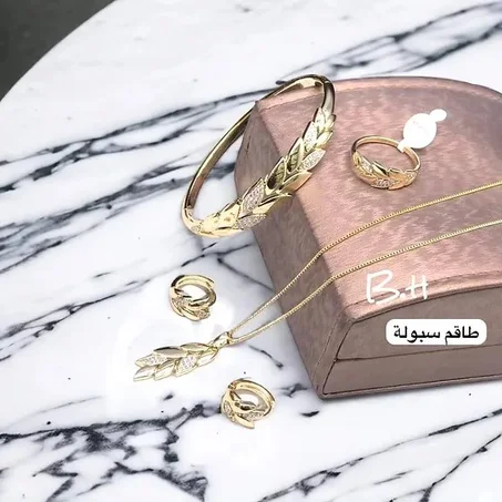 Ensemble collier avec pendentif, bague, bracelet et Boucles