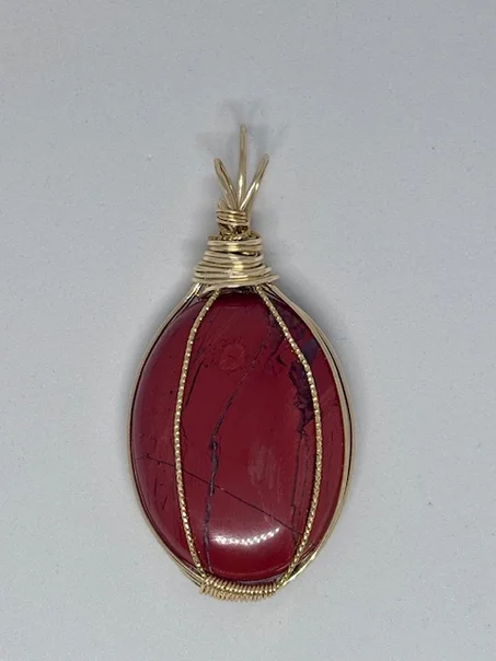Pendentif en Jaspe Rouge – Force et élégance artisanale
