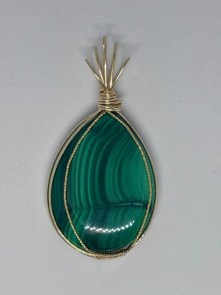 Pendentif en Malachite – Élégance naturelle et protection