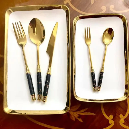 Ensemble de couverts en doré 30 pièces pour 6 personnes