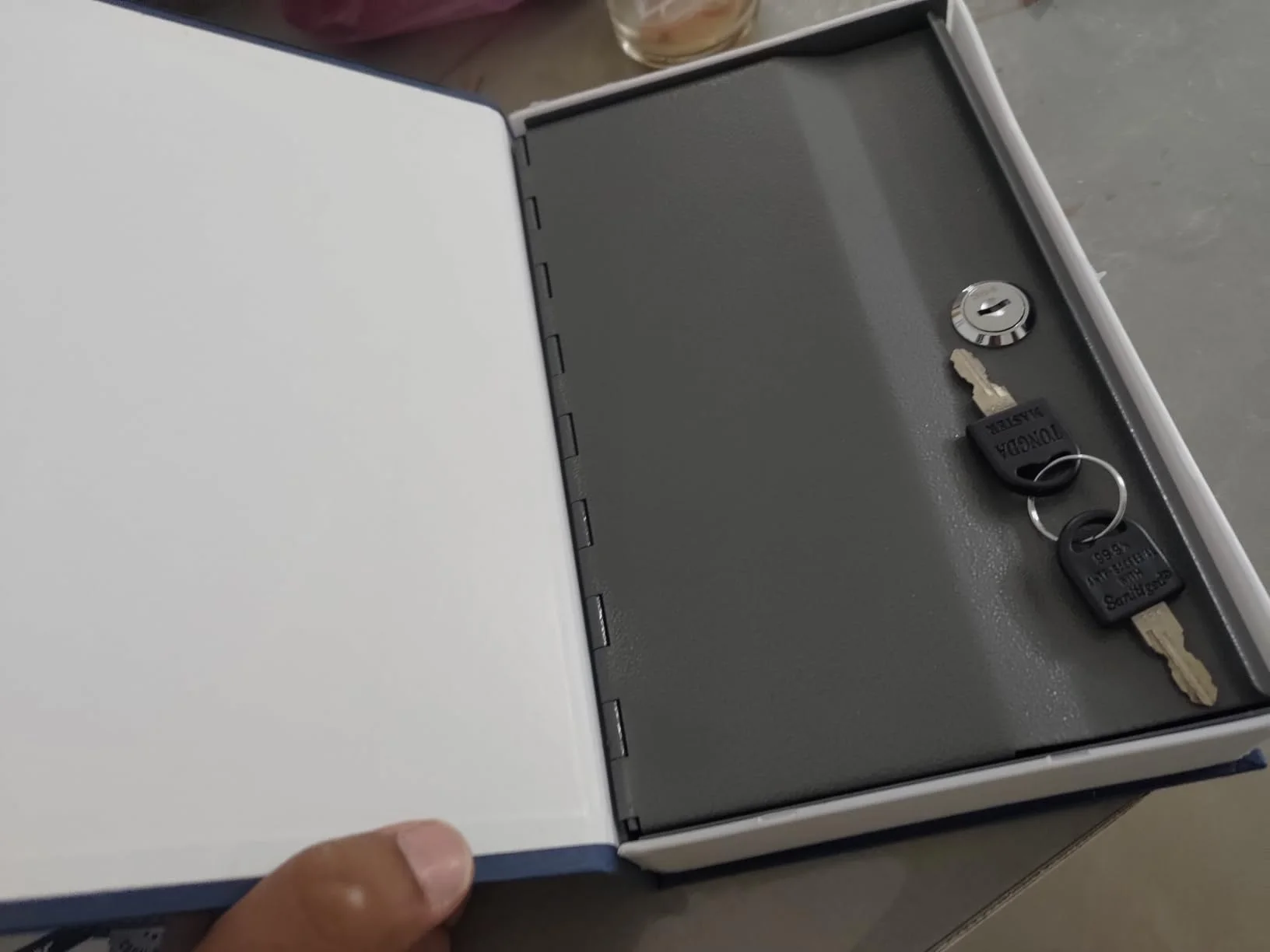 🔐 كتاب القاموس السري – خزنة ذكية بشكل كتاب