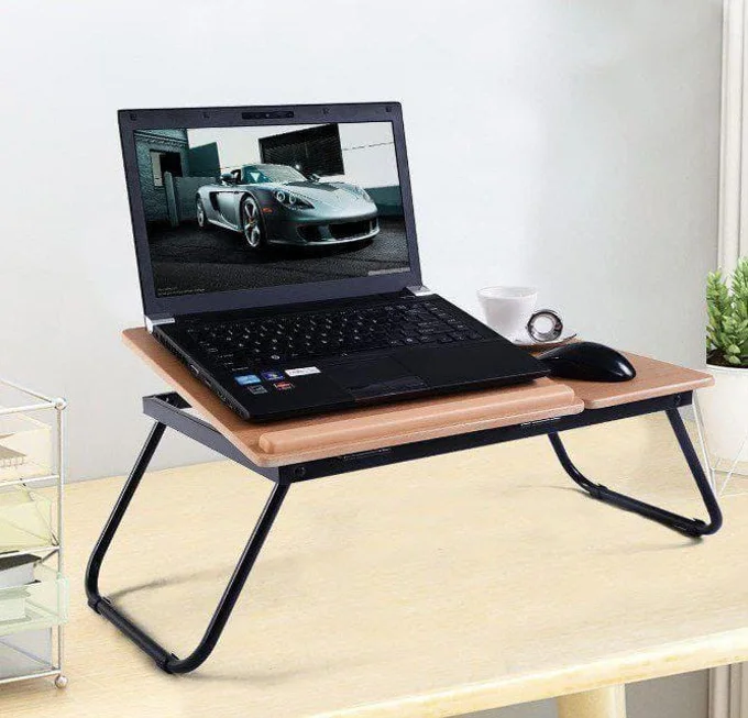طاولة لاب توب خشبية قابلة للطي مع سطح قابل للإمالة وحامل كوب