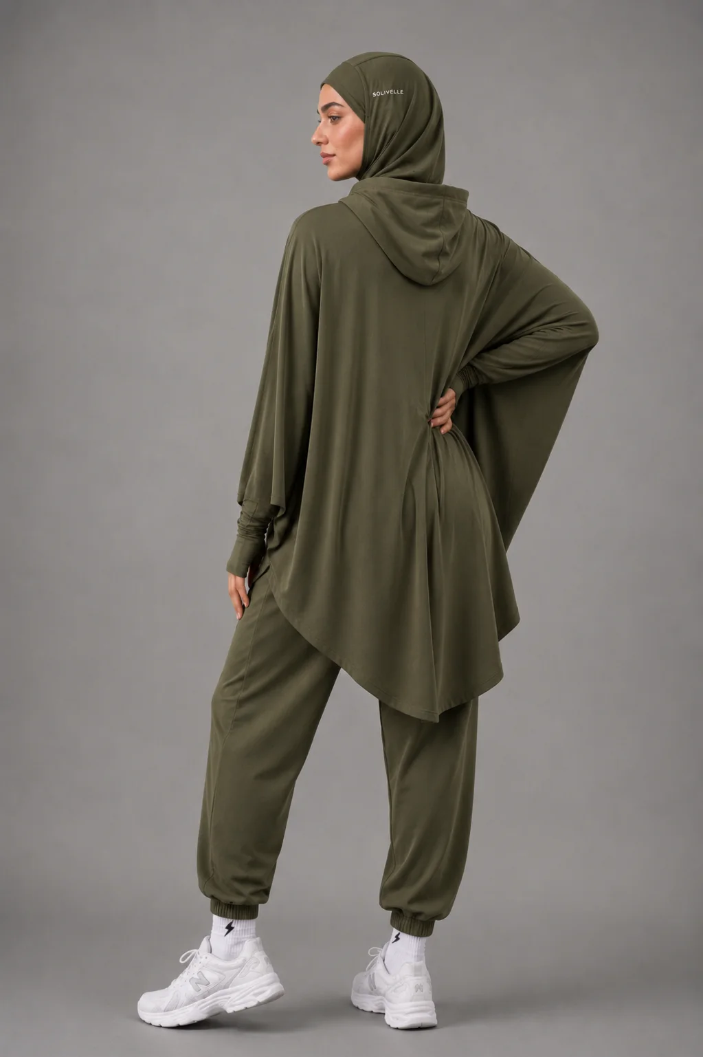 Tenue de Sport Modeste — Poncho à Capuche, Hijab Sportif & Jogger Ample