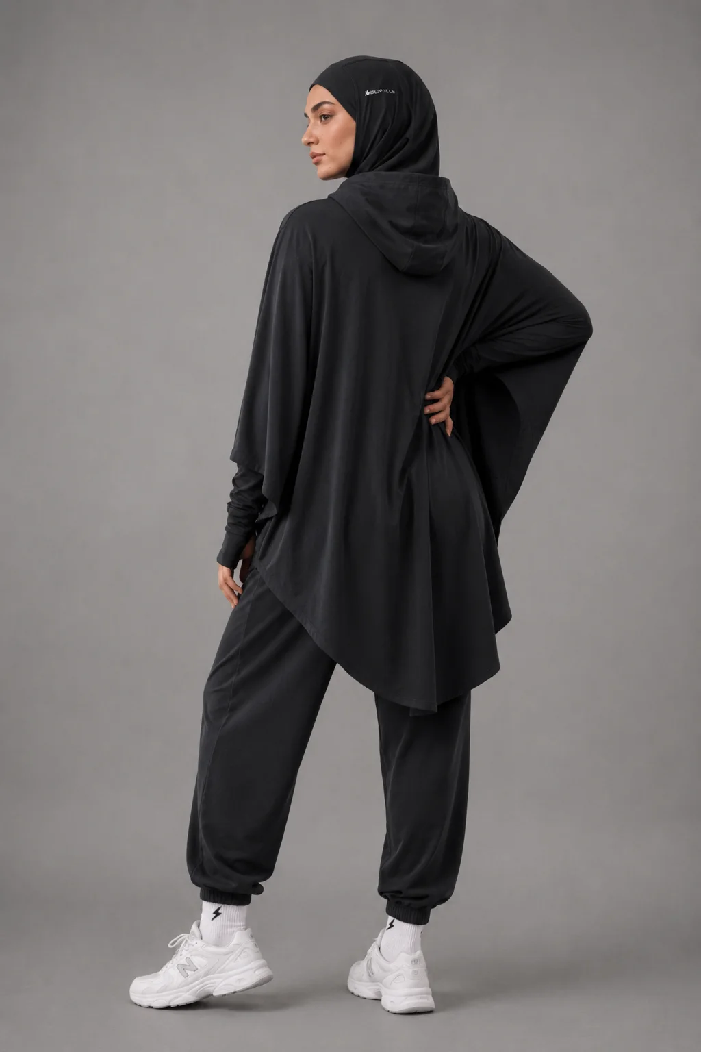 Tenue de Sport Modeste — Poncho à Capuche, Hijab Sportif & Jogger Ample