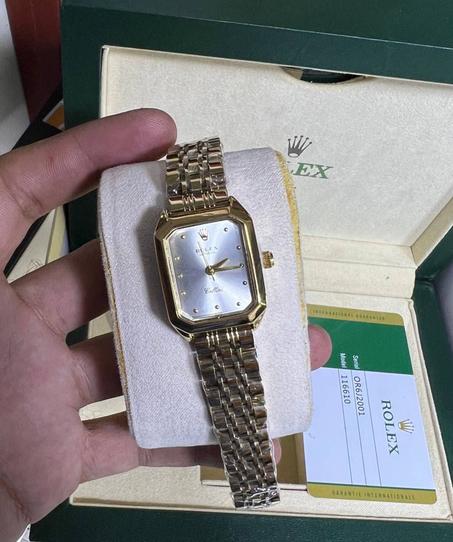 ساعة رولس نسائة