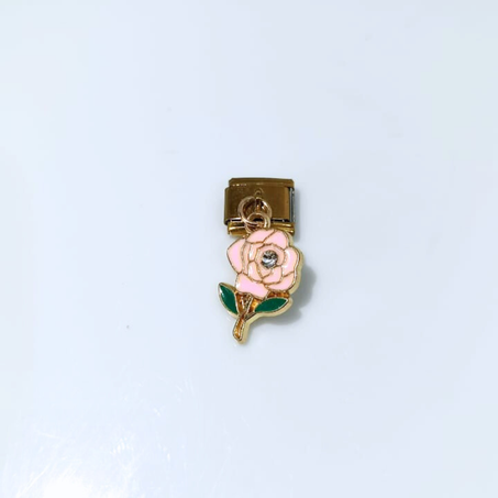 Charm  FLEUR ROSE AVEC PETALE (Doré)