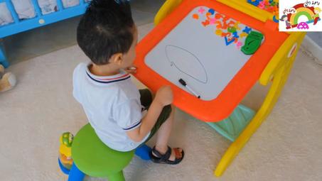 مكتب مع لوحة كتابة وكرسي