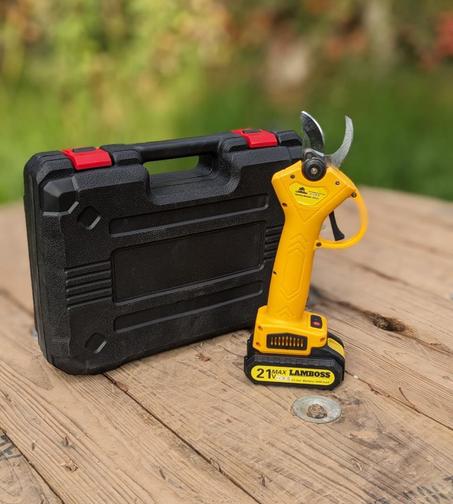 مقص تقليم الأشجار