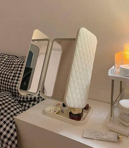 مرآة مكياج ثلاثية الطي مع أضواء LED