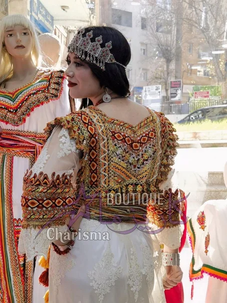 Robe kabyle moderne avec dentelle. 1046