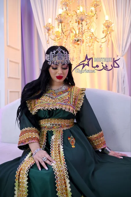 Robe kabyle moderne avec une traîne 1040