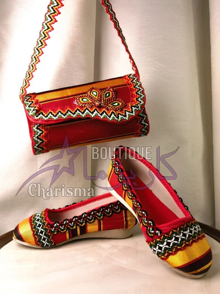 بالغينات صغار مع بوشات-Chaussures pour petites filles