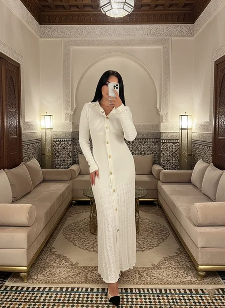 فستان نسائي طويل بتصميم أنيق ولمسة فاخرة