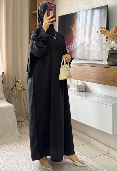 عباية مع فولار  معاها متوفرة بعدة ألوان زاهية توب : كريب روزا