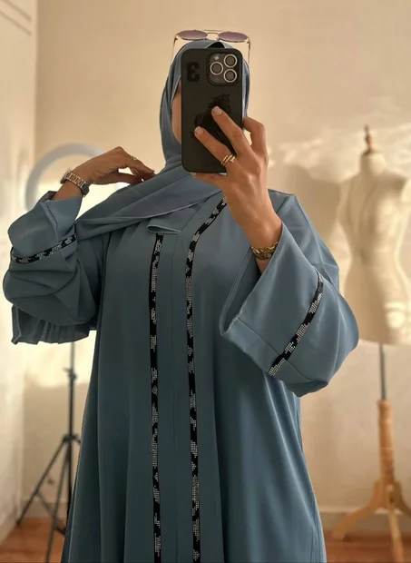 عباية مع فولار  متوفرة بعدة ألوان زاهية توب : كريب روزا