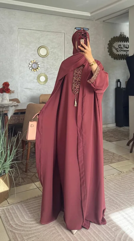 عباية مع فولار  معاها متوفرة بعدة ألوان زاهية توب : كريب روزا