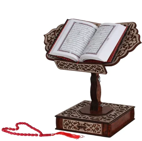 حامل مصحف مع كتاب قران و سبحة