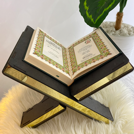 حامل مصحف مع مصحف برواية قالون عن نافع