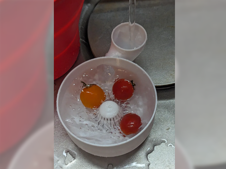 Fully automatic vegetable washing basket