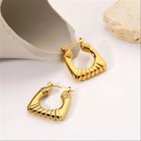 Boucles d’oreilles Calysta – Charisme doré & modernité sculptée