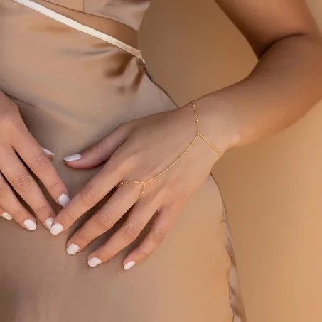 Chaîne de main Solaya dorée  – Éclat subtil & raffinement