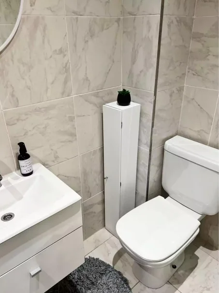 خزانة حمام عمودية ذكية للتخزين – تصميم نحيف عملي موفّر للمساحة