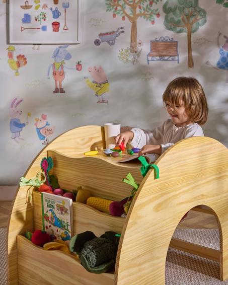 مكتب وخزانة ولعبة