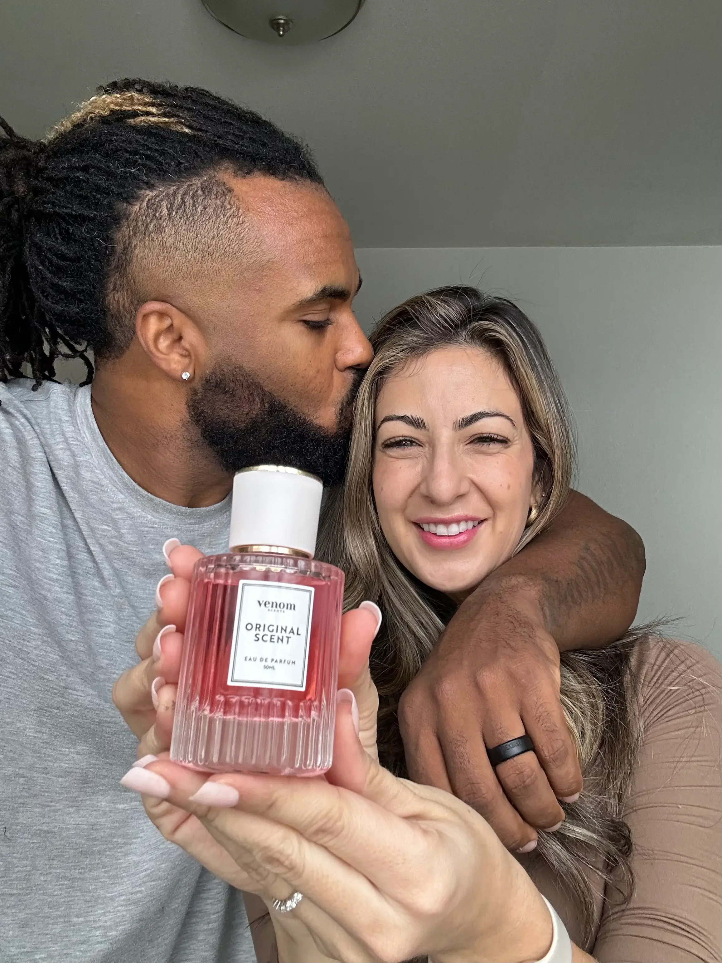 عالم من الأنوثة في عرض واحد.. احصلي على مجموعتك المفضلة من العطور مع هدايا مميزة، كل ذلك بسعر استثنائي يجمع لك الفخامة والتوفير! 🎁