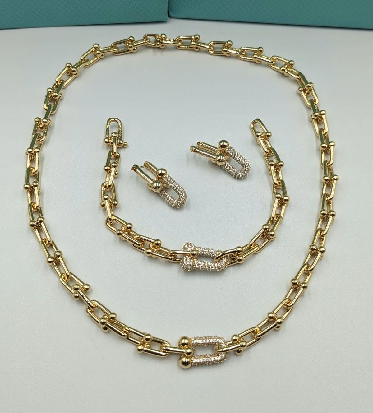 Ensemble en très bon qualité Tiffany & Co avec strass