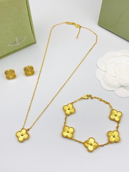 Ensemble Van Cleef doré en très bon qualité