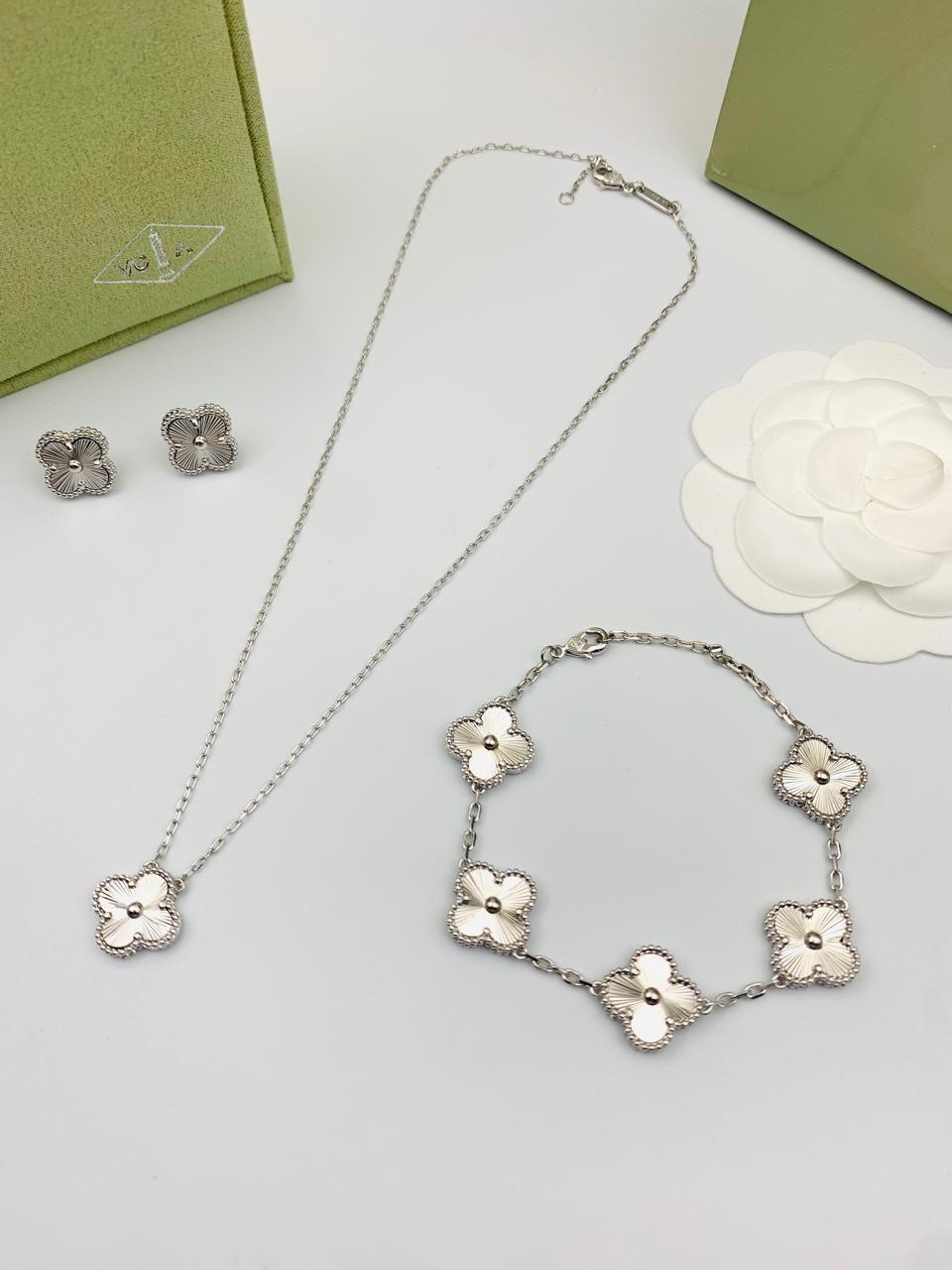 Ensemble Van Cleef doré  en très bon qualité