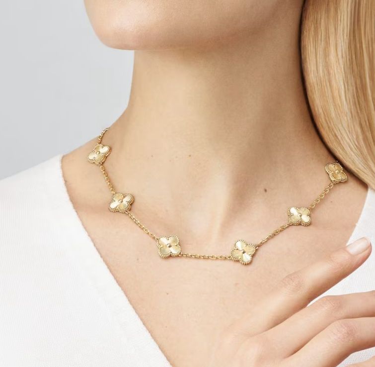 Collier VAN CLEEF doré en acier inoxydable