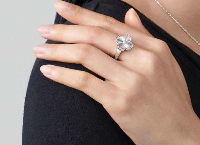 Bague Van cleef en acier inoxydable