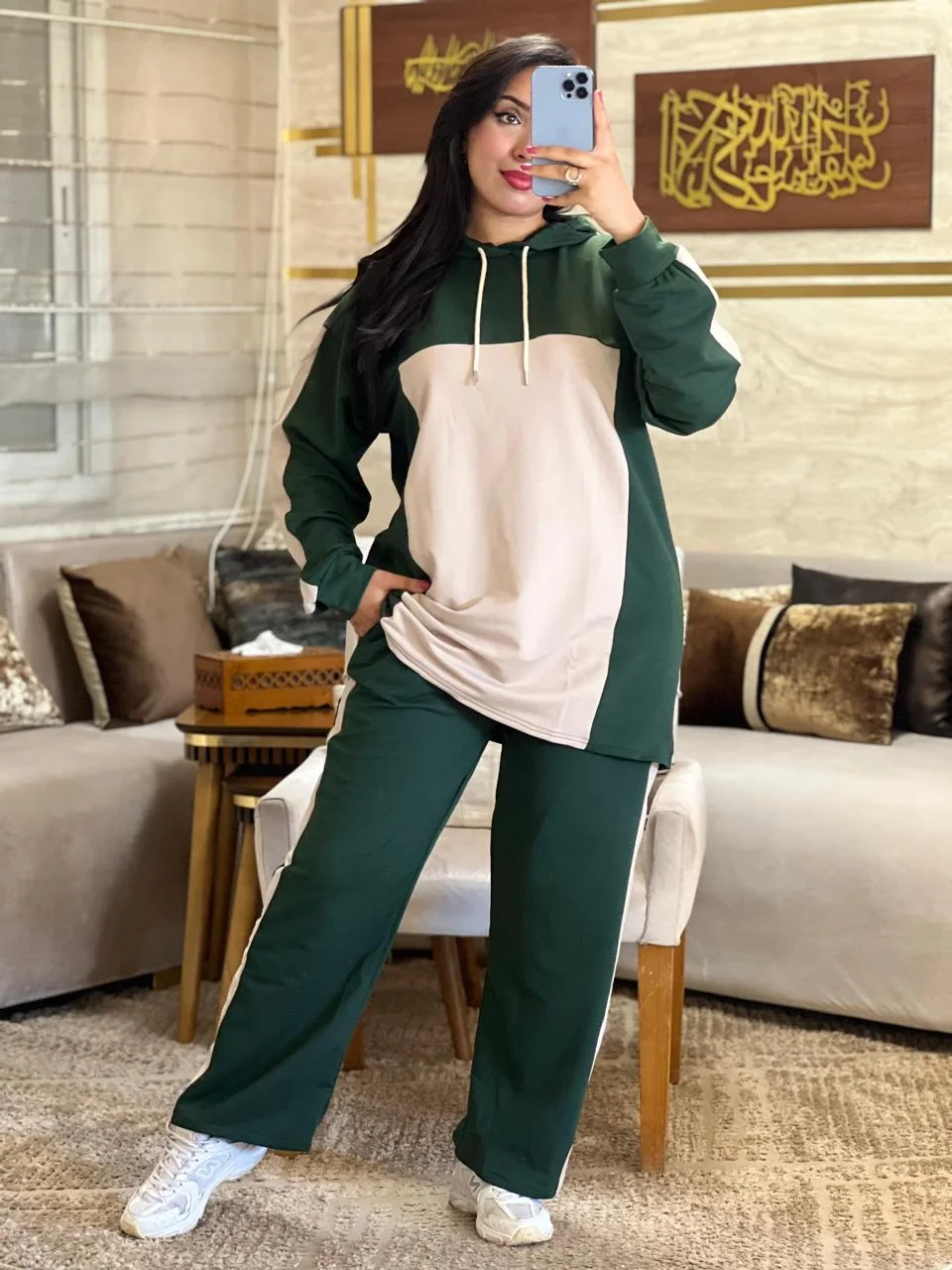 طقم السويت شيرت بـ (Hoodie) وتصميم ثنائي اللون