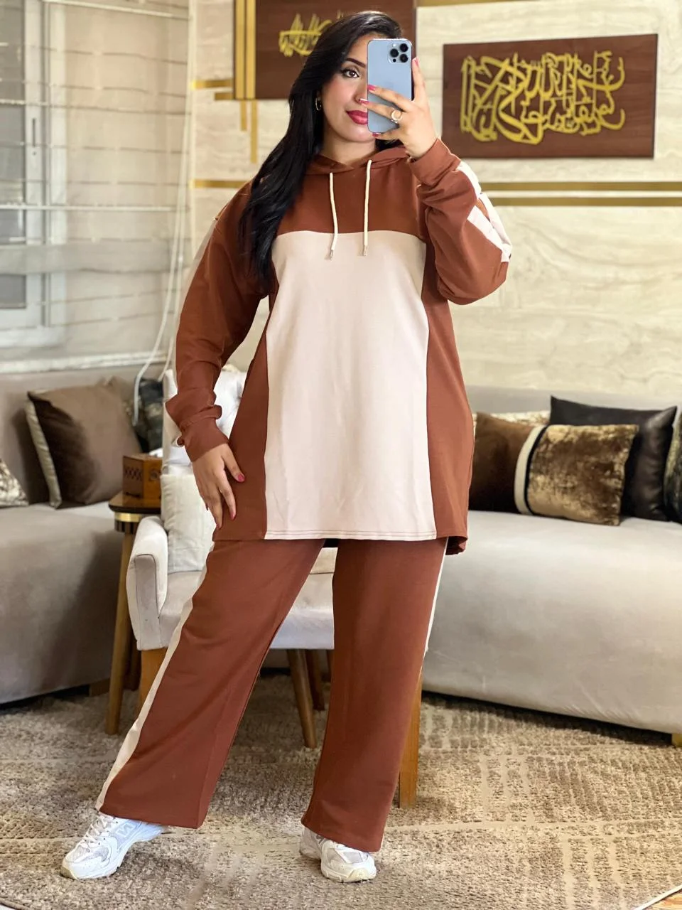 طقم السويت شيرت بـ (Hoodie) وتصميم ثنائي اللون