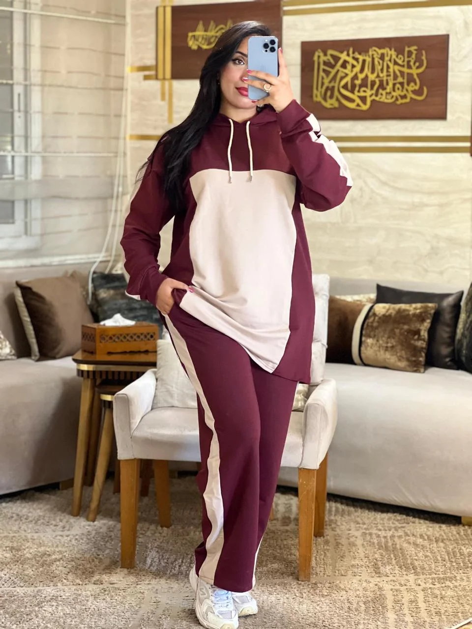 طقم السويت شيرت بـ (Hoodie) وتصميم ثنائي اللون