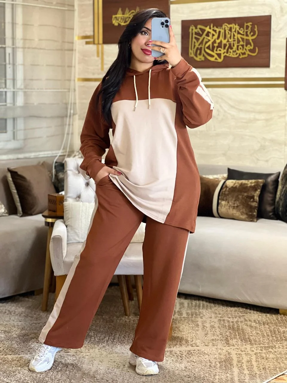 طقم السويت شيرت بـ (Hoodie) وتصميم ثنائي اللون